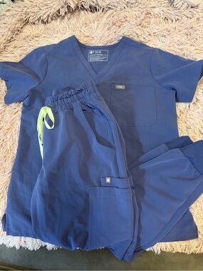 FIGS Women’s Scrub Set